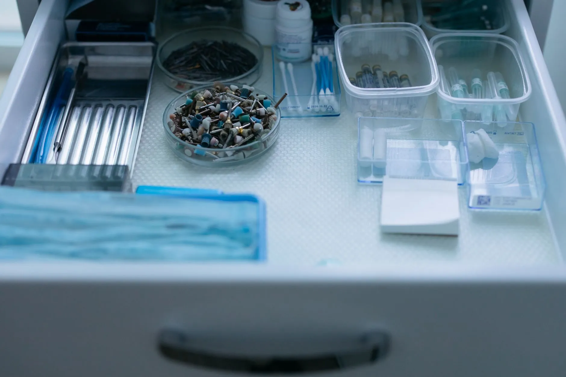 自动化设备与传感器在工业控制柜中的集成应用方案